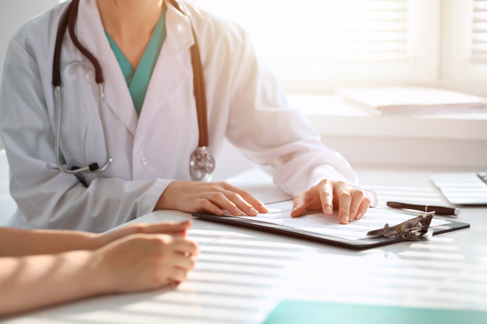 médico y paciente conversando sobre las opciones de tratamiento
